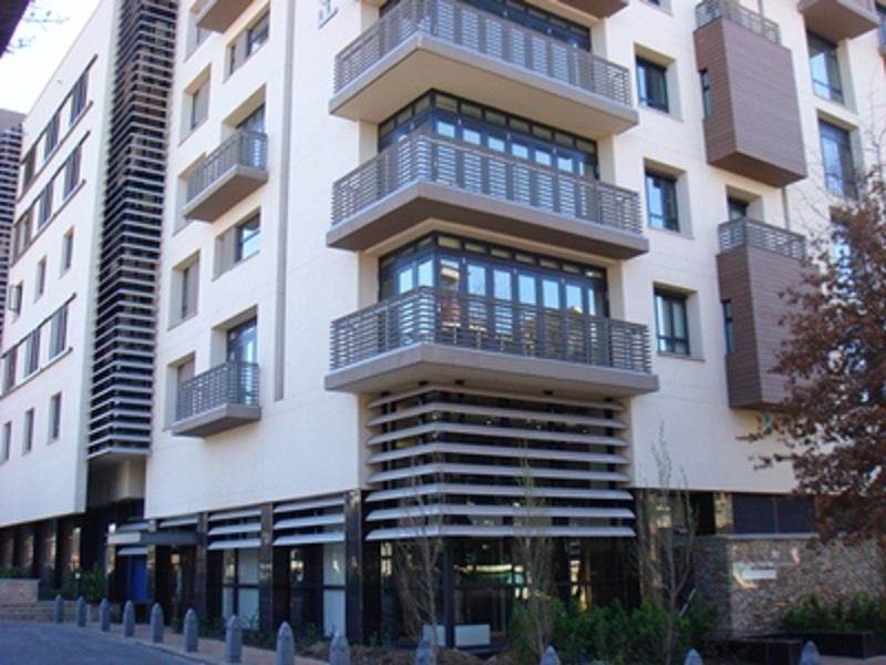 2 Bed Apartment in Melrose Arch photo number 3