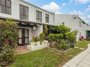 Townhouse in Somerset West Central