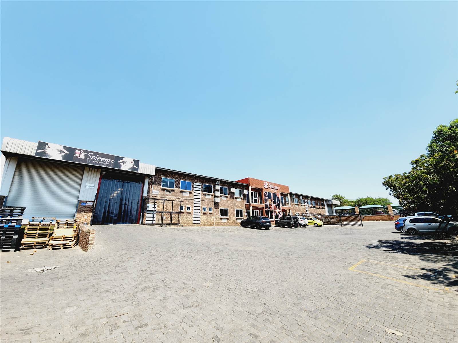 2800  m² Industrial space in North Riding photo number 1