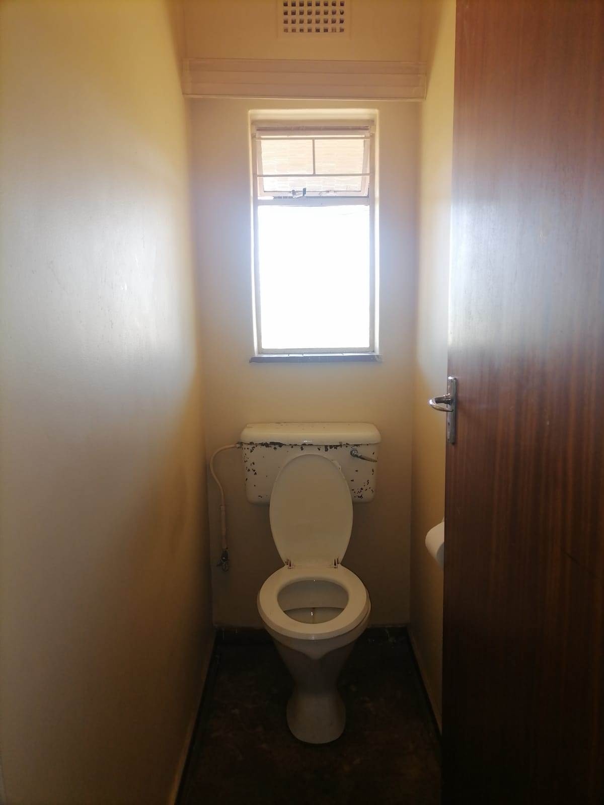 2 Bed Apartment in Wilkoppies photo number 11