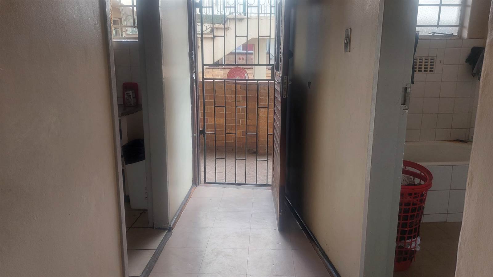 1 Bed Apartment in Vereeniging Central photo number 4