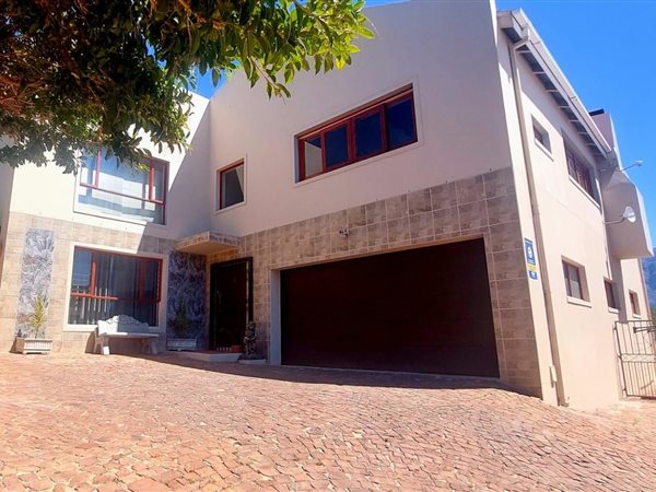 4 Bedroom House 4 Bedroom House