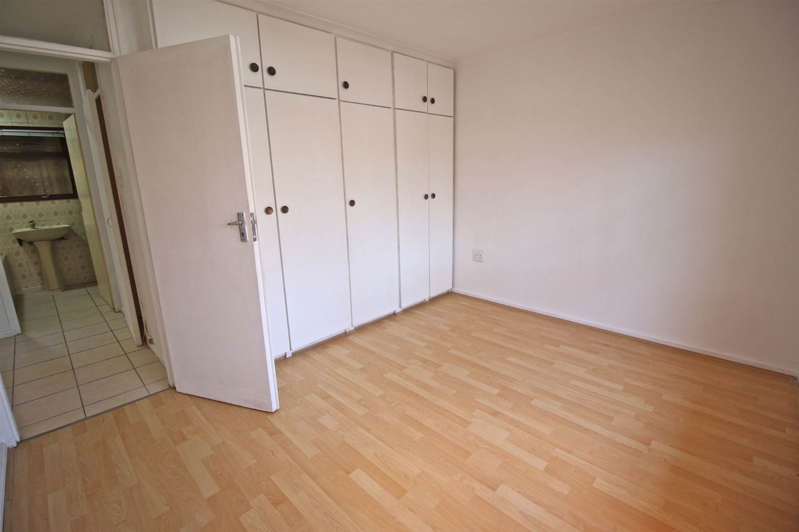 2 Bed Apartment in Bothasig photo number 13