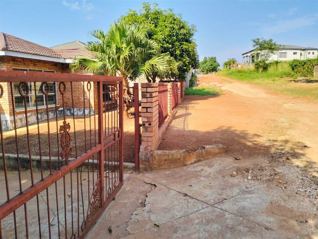 4 Bed House in Thohoyandou photo number 11