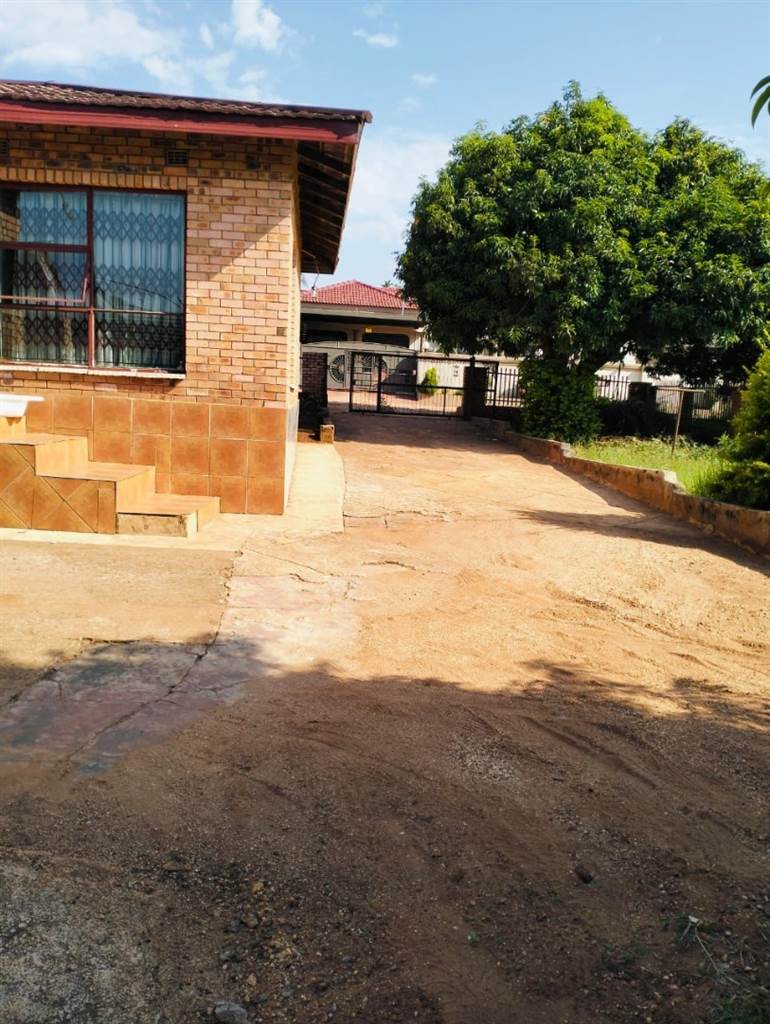 4 Bed House in Thohoyandou photo number 9