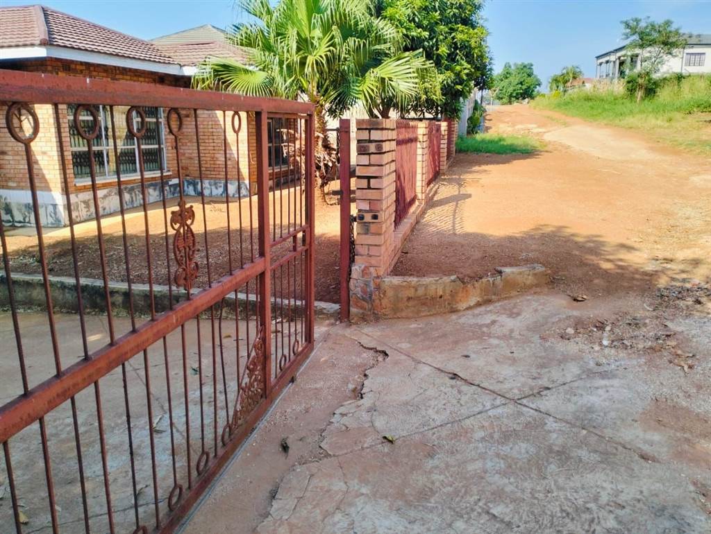 4 Bed House in Thohoyandou photo number 7