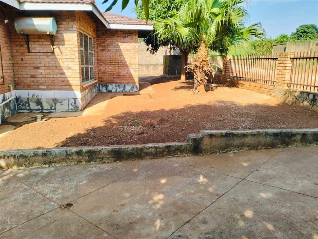 4 Bed House in Thohoyandou photo number 4