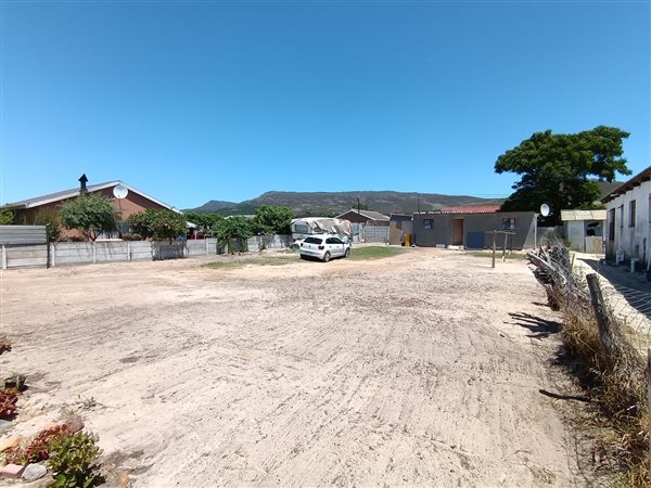 572 m² Land