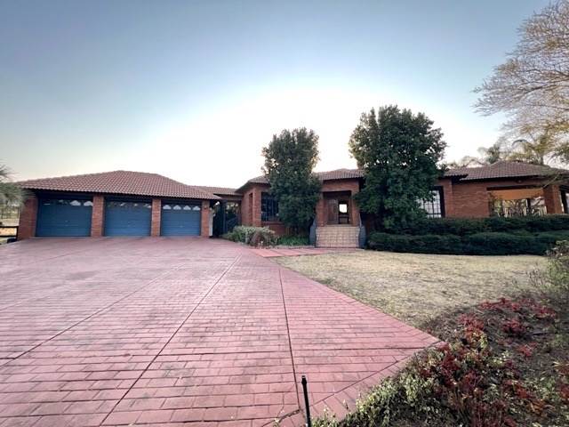 4 Bed House in Mooikloof Equestrian Estate photo number 1