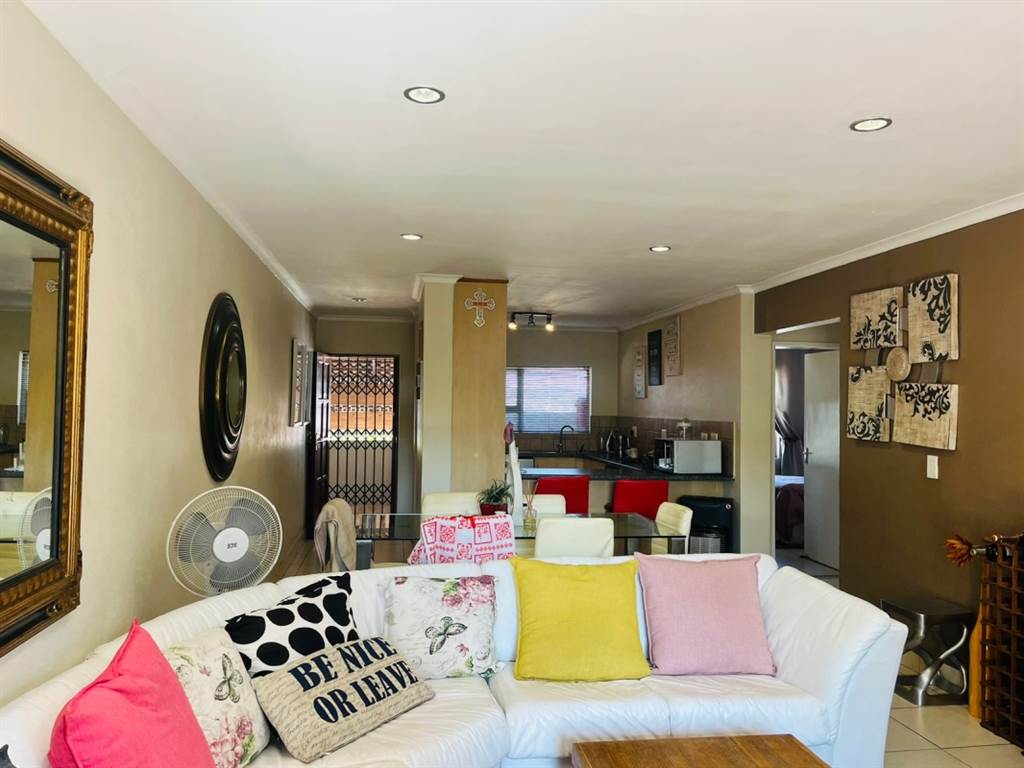 2 Bed Apartment in Witkoppen photo number 4