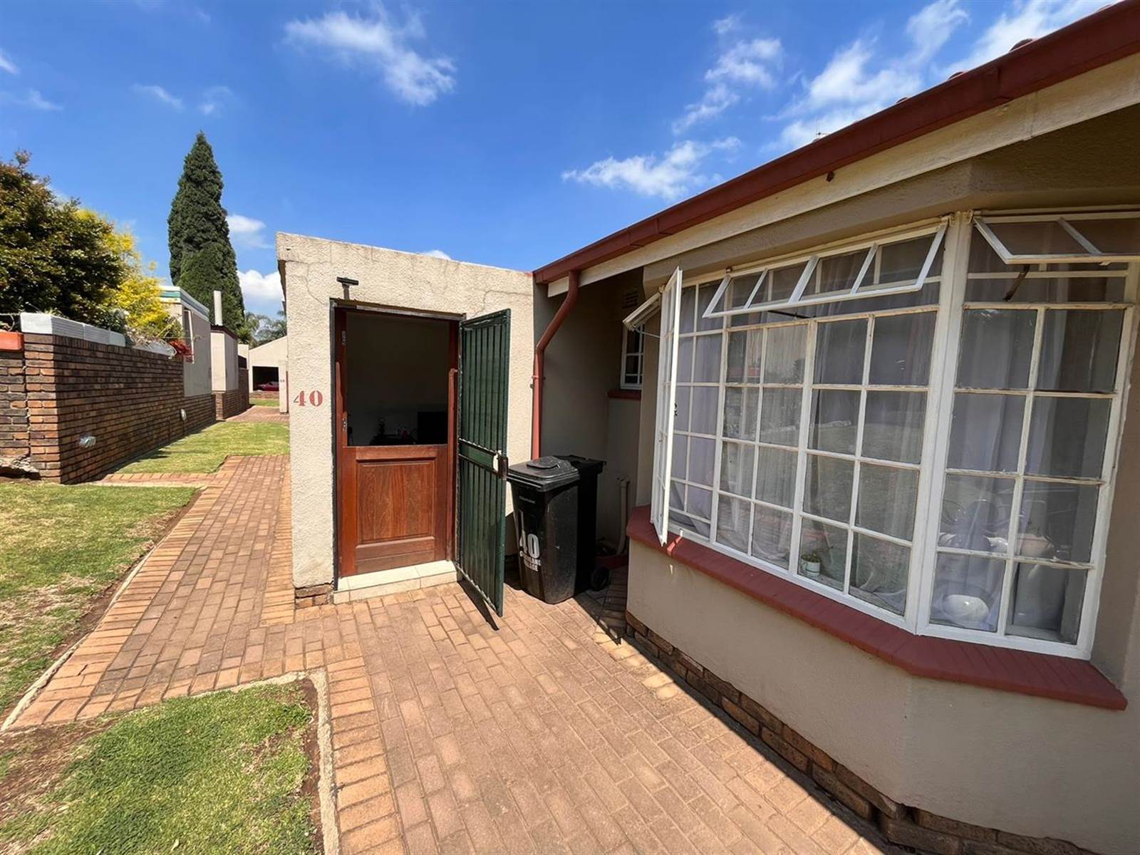 2 Bed Apartment in Krugersdorp Central photo number 2