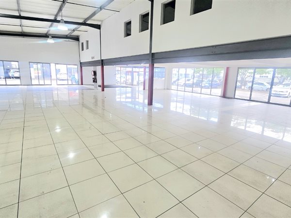 2 500  m² Commercial space