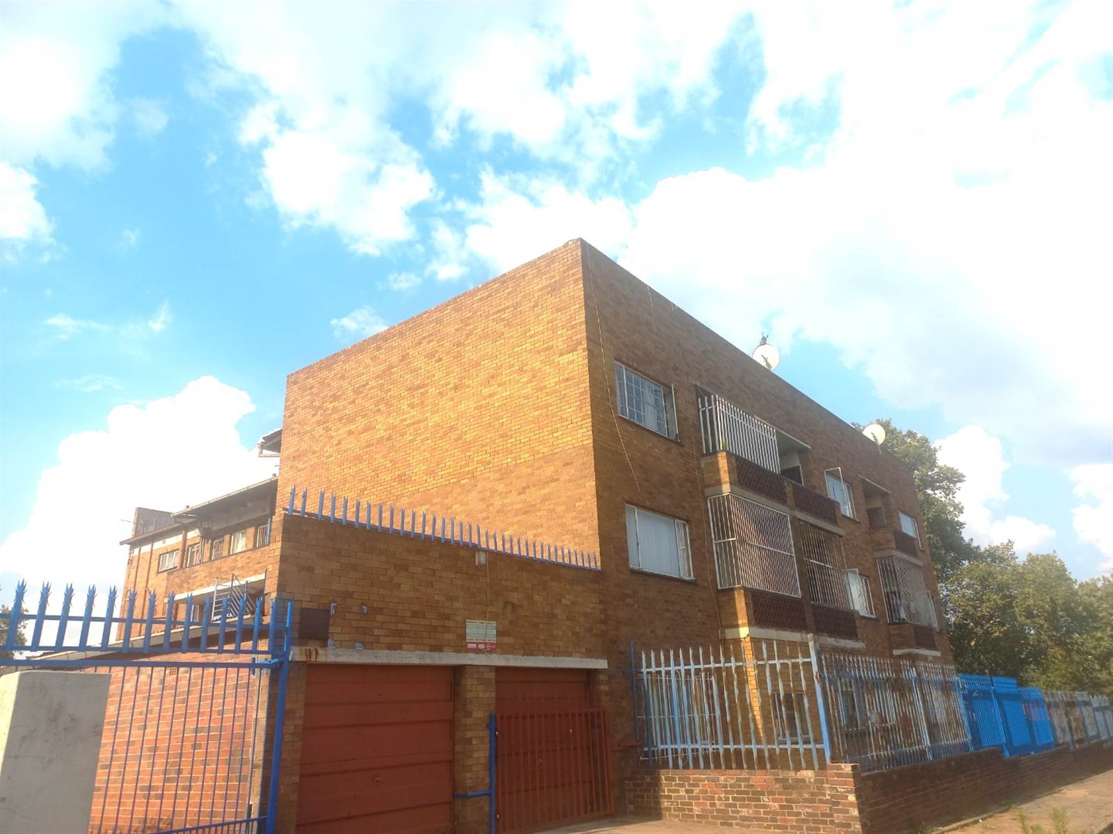 2 Bed Apartment in Germiston South photo number 8