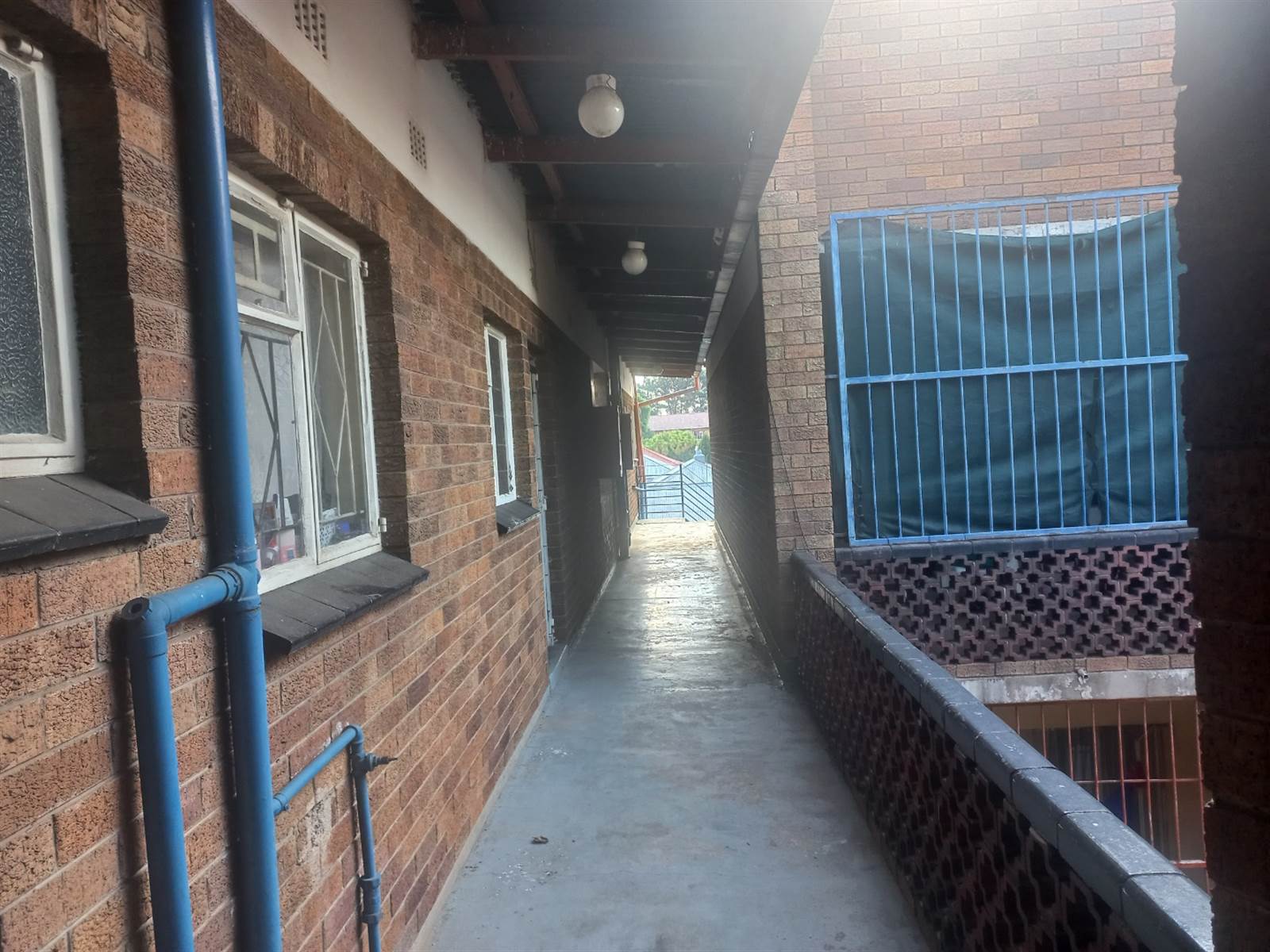 2 Bed Apartment in Germiston South photo number 12