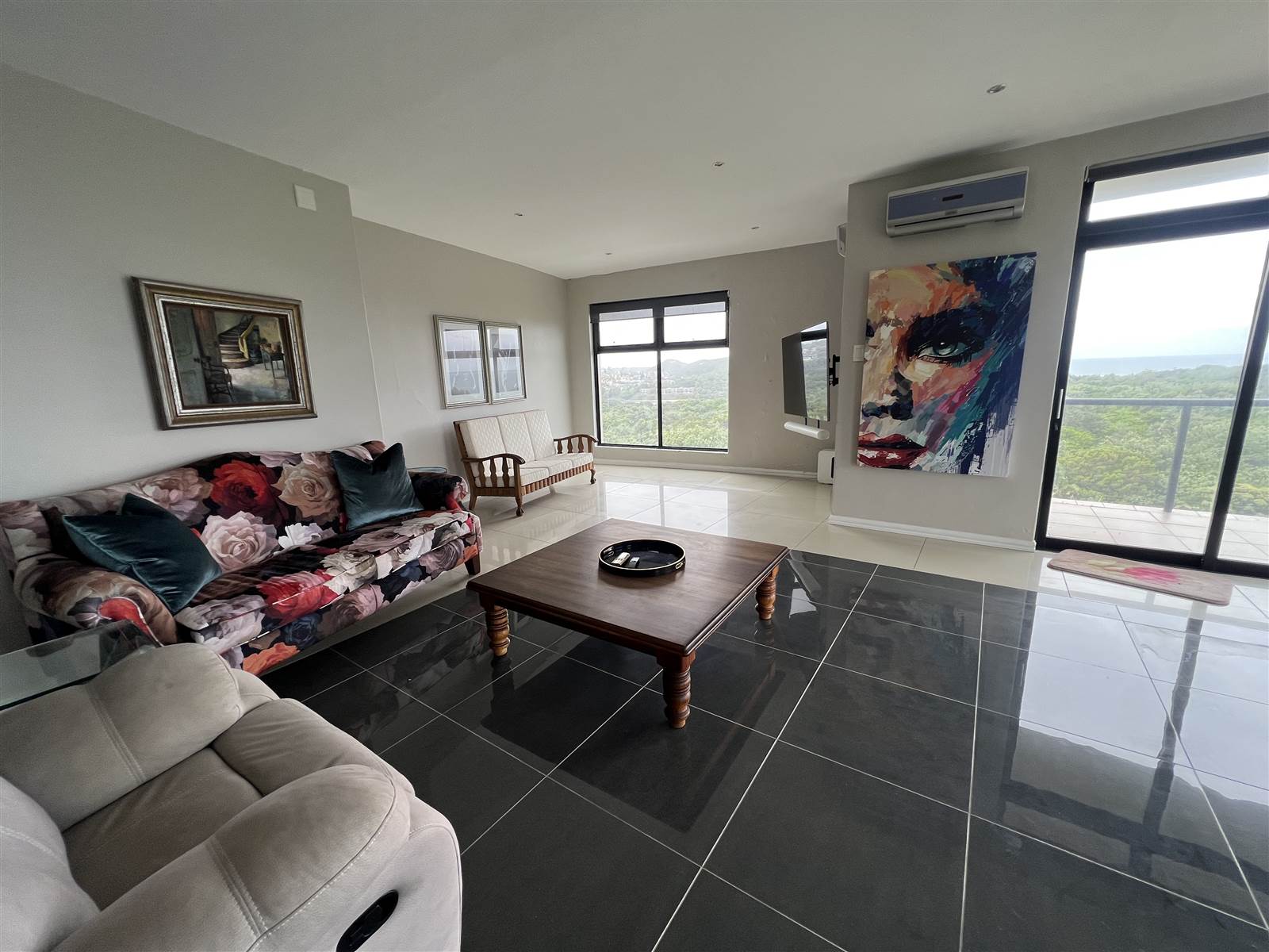 3 Bed Penthouse in Nahoon Beach photo number 4