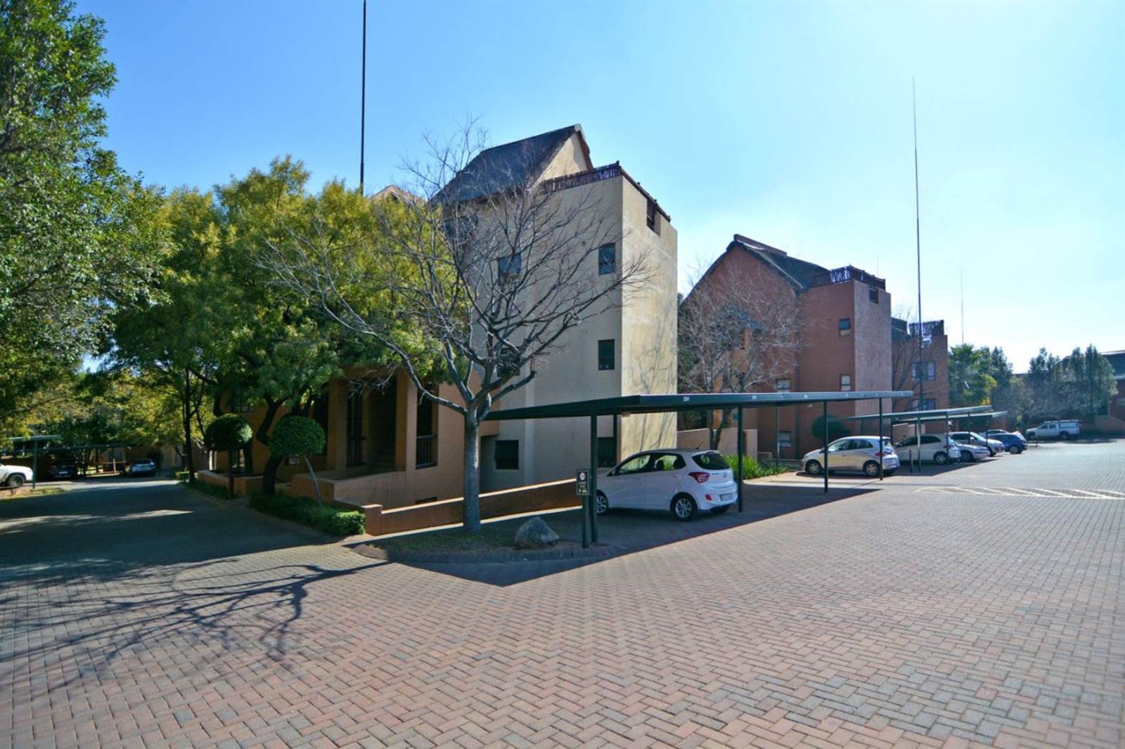 2 Bed Apartment in Douglasdale photo number 15