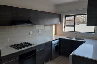 3 Bed Apartment in Bryanston East photo number 4