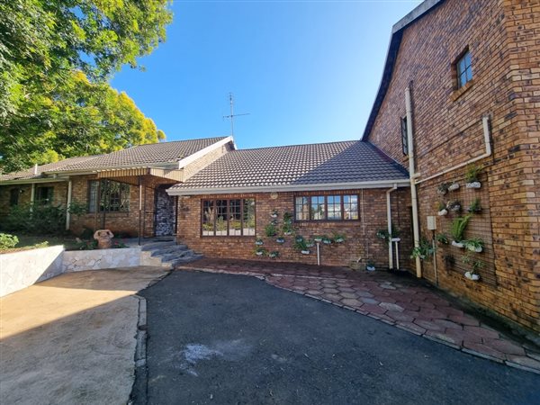 6 Bed House in Chase Valley