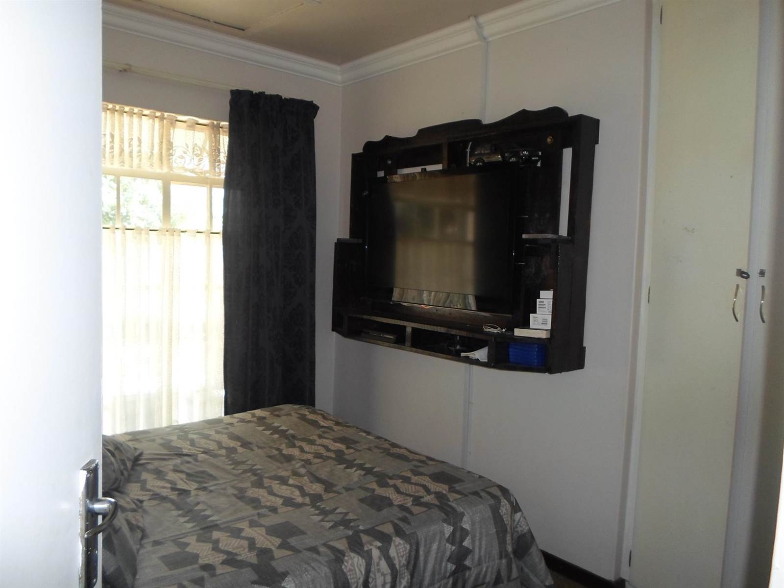 3 Bed Townhouse in Randfontein Central photo number 9