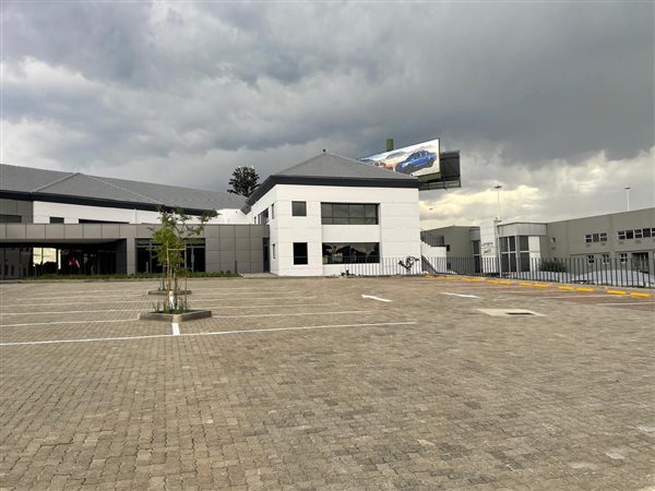 332  m² Commercial space