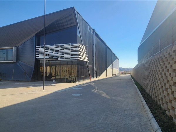 4 883  m² Industrial space