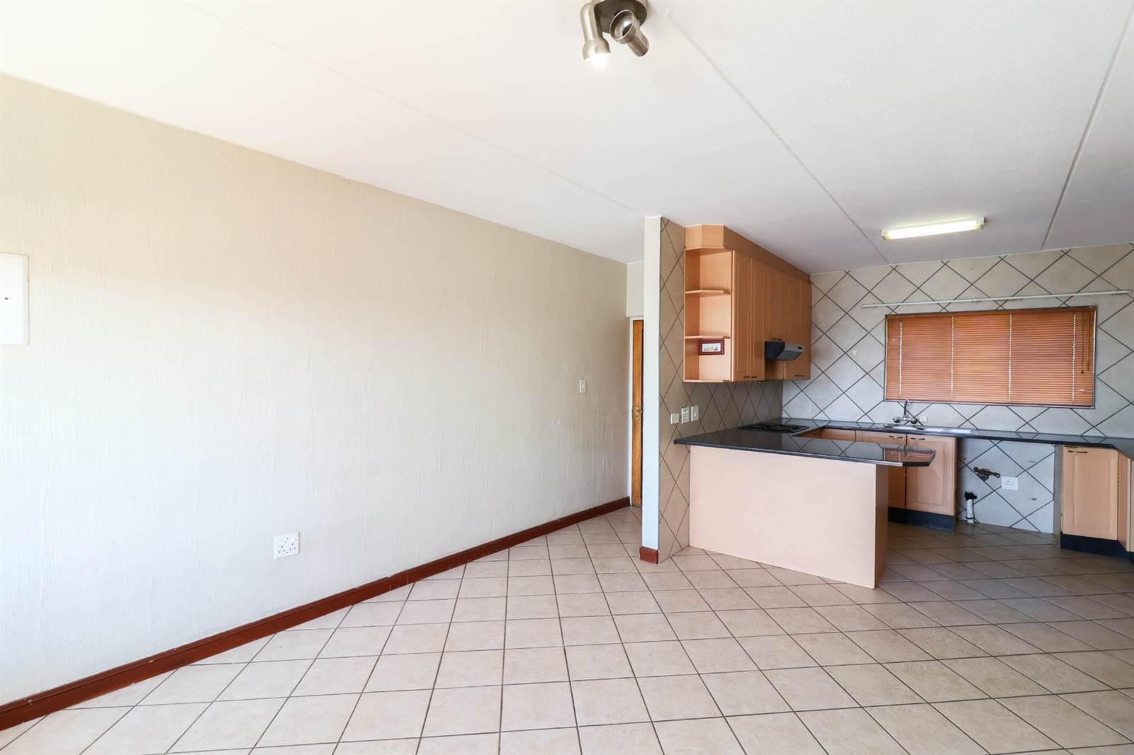 3 Bed Apartment in Constantia Kloof photo number 4