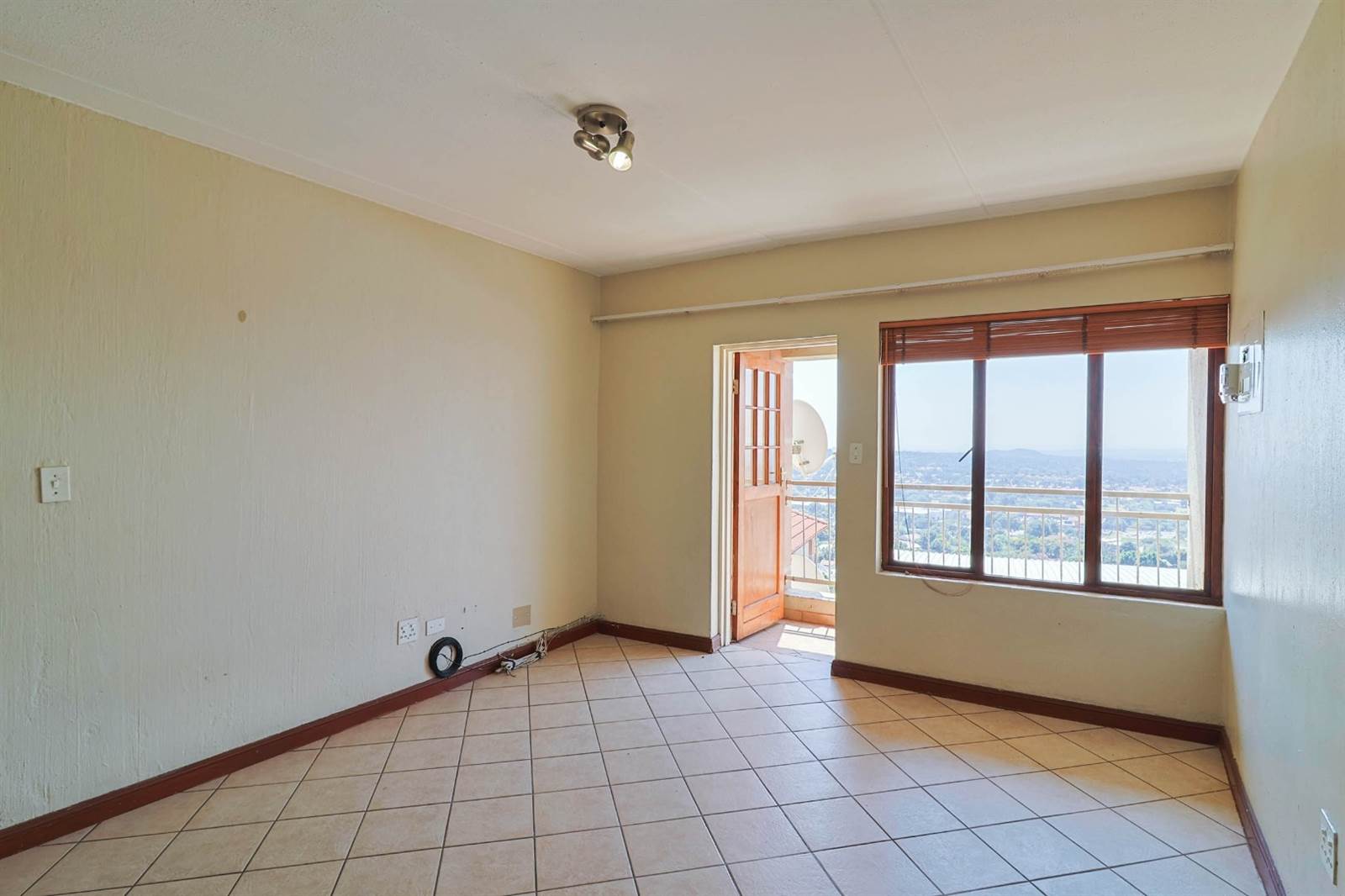 3 Bed Apartment in Constantia Kloof photo number 3