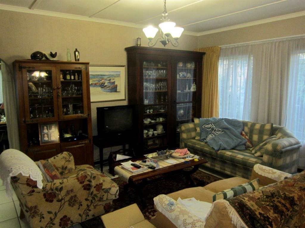 3 Bed Townhouse in Rustenburg photo number 2