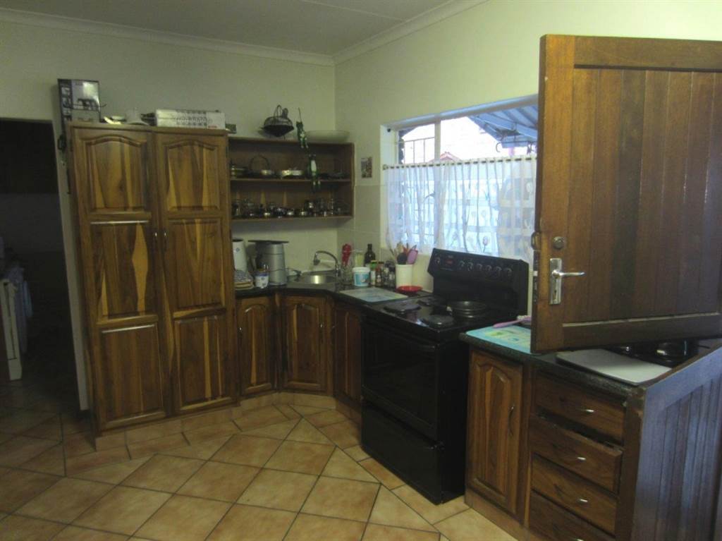 3 Bed Townhouse in Rustenburg photo number 3