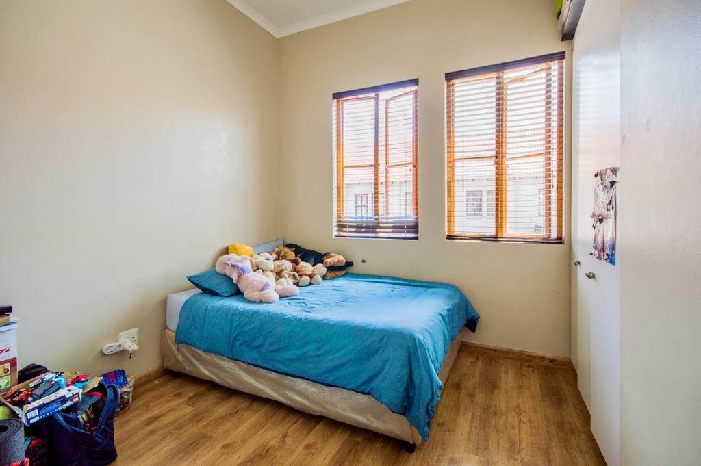 2 Bed Apartment in Saxonwold photo number 6