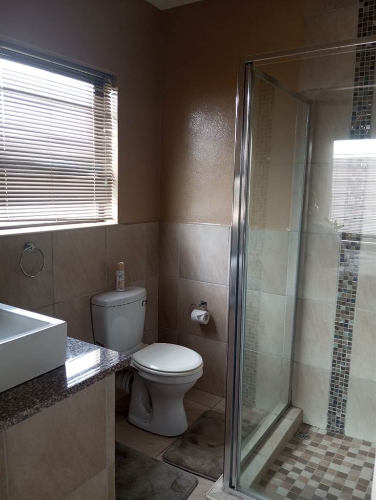 2 Bed Apartment in Sunward Park photo number 6