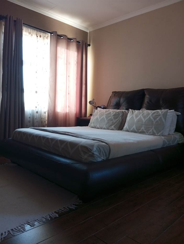 2 Bed Apartment in Sunward Park photo number 5