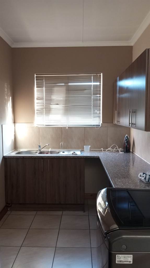 2 Bed Apartment in Sunward Park photo number 11