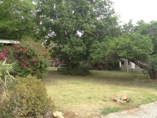 1081 m² Land available in Linden