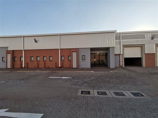 596  m² Industrial space