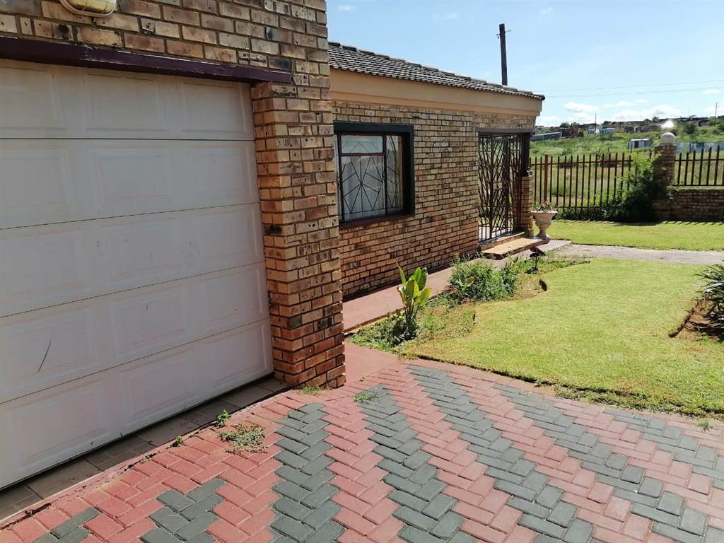 2 Bed House in Ikageng photo number 2