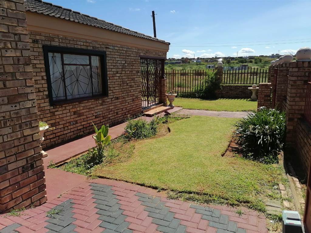 2 Bed House in Ikageng photo number 3