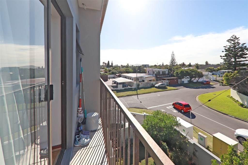 1 Bed Apartment in Blouberg Sands photo number 19