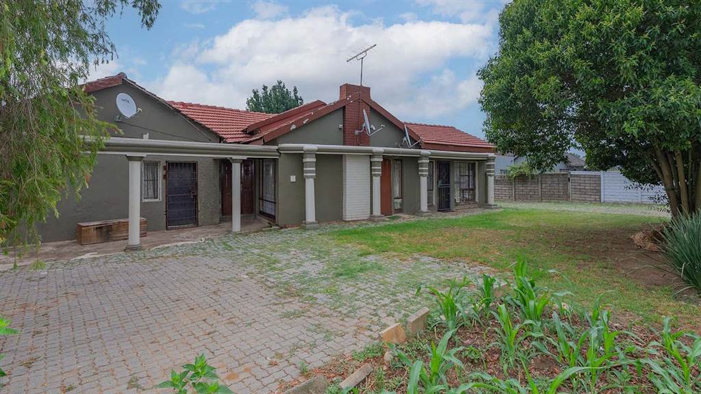 House in Kempton Park Central photo number 2