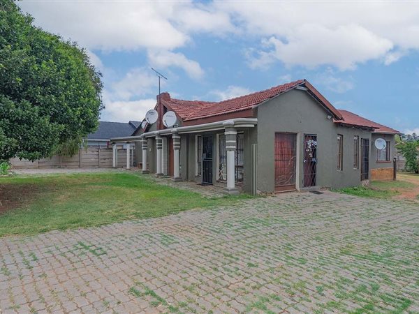 House in Kempton Park Central