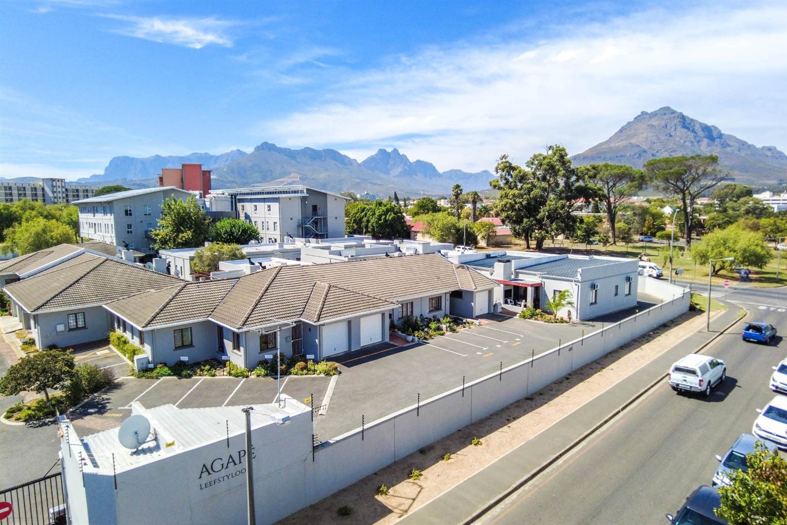 2 Bed Townhouse in Stellenbosch Central photo number 1