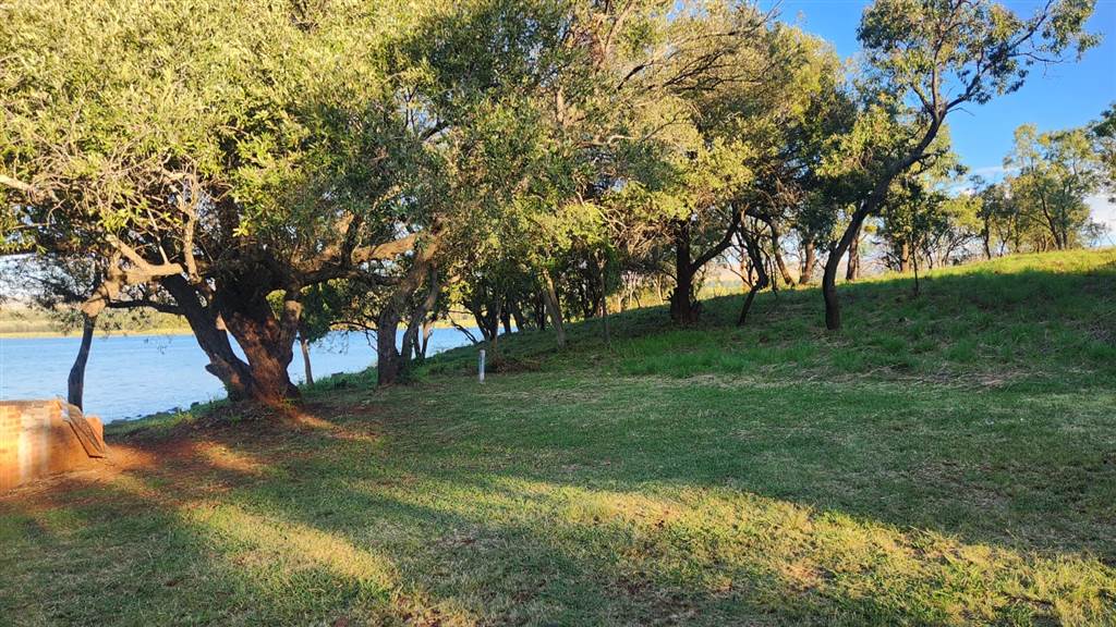 1067 m² Land available in Buffelspoort photo number 3
