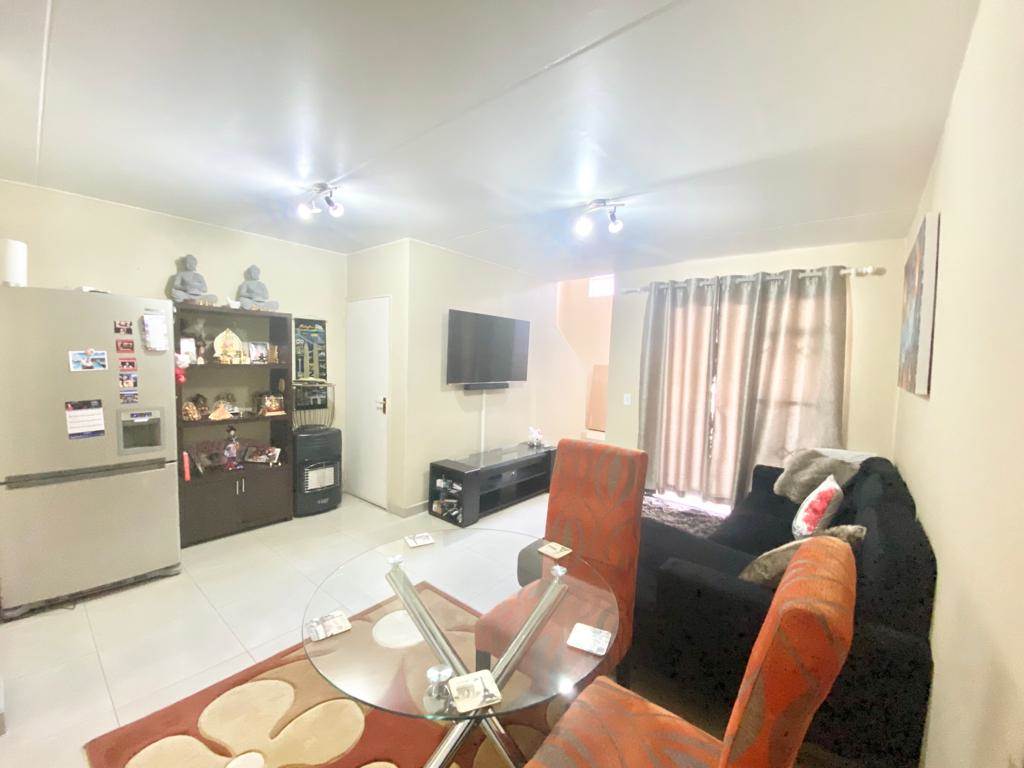 2 Bed Townhouse in Sunninghill photo number 9