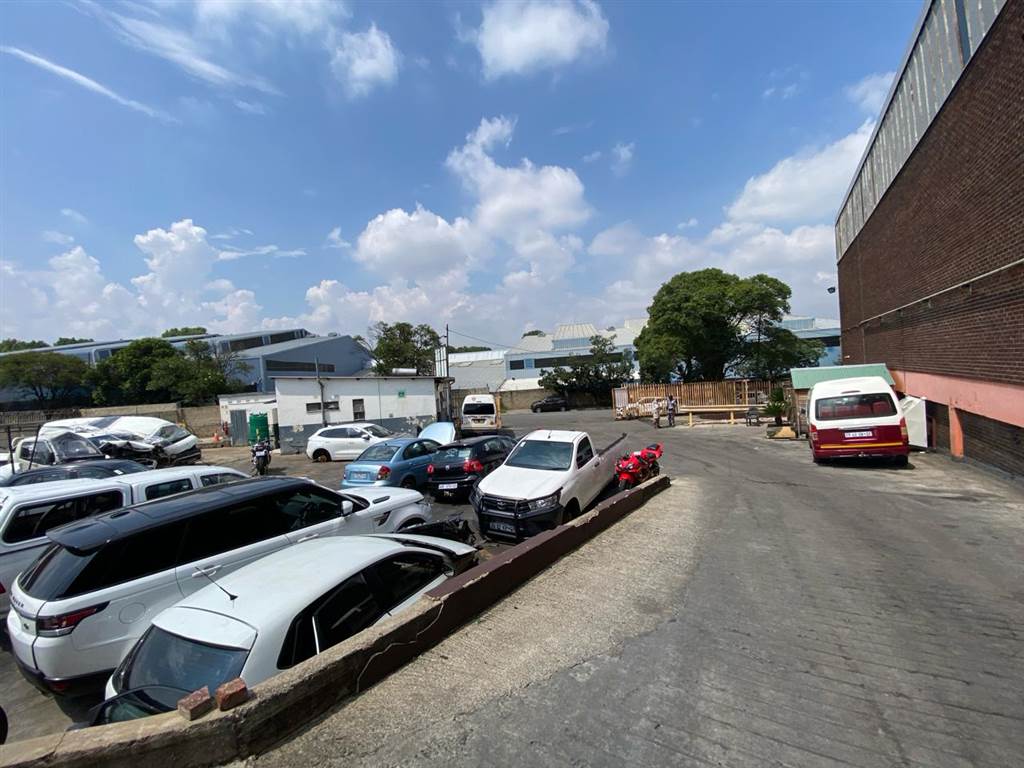 9550  m² Industrial space in Industria photo number 8