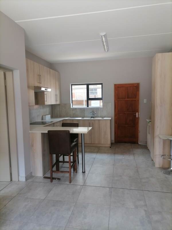 3 Bed Apartment in Witbank Central photo number 4