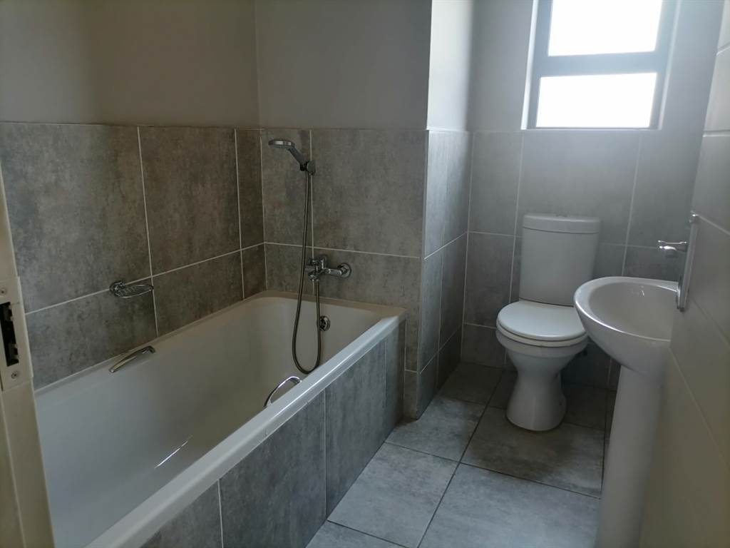 3 Bed Apartment in Witbank Central photo number 10
