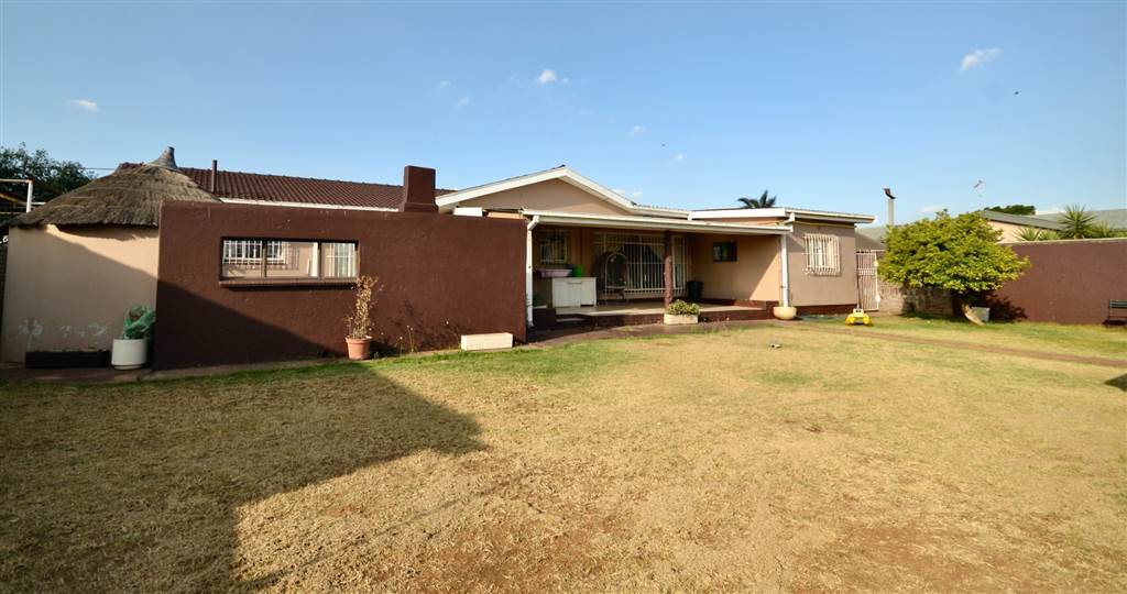 3 Bed House in Roodepoort Central photo number 28