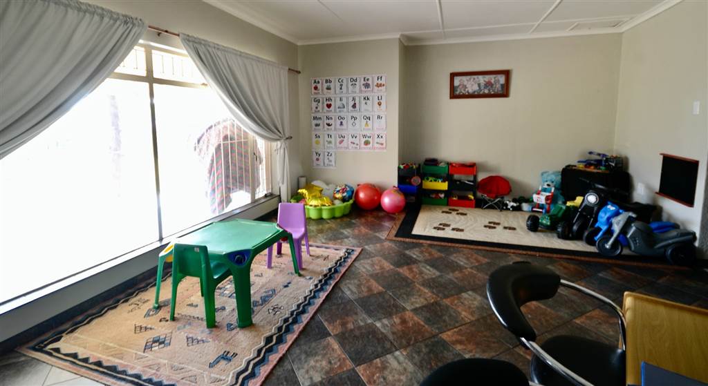 3 Bed House in Roodepoort Central photo number 6