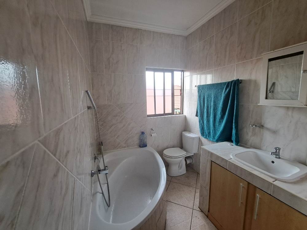 2 Bed Apartment in Eastleigh photo number 4