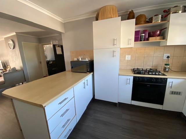 2 Bed Apartment in Paarl Central East photo number 3